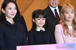 波瑠＆川栄李奈主演「フェイクマミー」会見に人気芸人サプライズ登場 “記者なりすまし”でのステージ乱入にSnow Man向井康二が制止