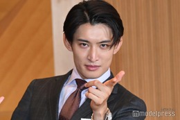 Snow Man向井康二、“即興ランウェイ”披露 驚異スタイルに「息を呑みました」と共演女優絶賛【フェイクマミー】