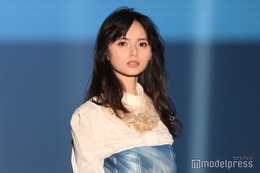齋藤飛鳥「TGC」初トップバッター「TGC北九州」約9年ぶりの出演で個性派ドレス着こなし【TGC北九州2025】