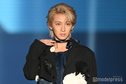 ドラマ初主演話題のMAZZEL・NAOYA、首に巻いたリボン＆コサージュで華やかオーラ放つ【TGC北九州2025】 画像