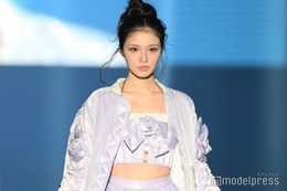 せいら、ショート丈から美腹筋のぞく バラ散りばめられたスカート着こなし【TGC北九州2025】