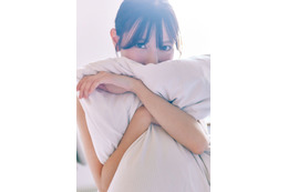 日向坂46河田陽菜、枕を抱きしめ上目遣い 2nd写真集裏表紙＆秋元康氏による帯コメント解禁【テイクオフ】