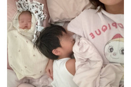 「今日の朝の図」辻希美、三男＆次女と密着して眠る幸せSHOT公開「たぁくんが出張の時は3人で」