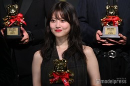 今田美桜、ドレス姿で美背中披露「2025年はかなり挑戦の年」【anan AWARD 2025】