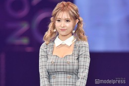 ギャルママモデル聖菜“超ミニ”で美脚大胆披露「細くて長い」「セクシー」の声 画像