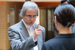 【コーチ 第1話】瞳（倉科カナ）のもとに“冴えないおじさん”向井（唐沢寿明）現れる