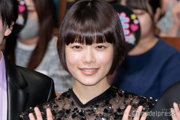 杉咲花、ノースリ×オーバーオールでハワイ満喫「彼女感すごい」「カートが大きすぎて小さく見える」と話題