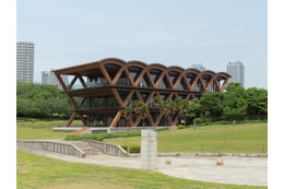 横浜の新ランドマーク「横浜ティンバーワーフ」木を纏うアートな建築＆話題のグルメ店にも注目