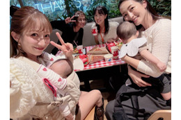 「baby服爆買い」辻希美、生後2ヶ月次女を抱っこし展示会＆ランチを満喫「あっという間の時間でした」