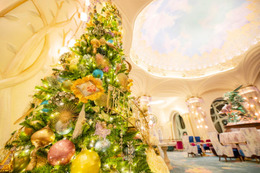 ディズニーホテルがクリスマス仕様に！冬の限定メニューと夢のような装飾で特別なひとときを