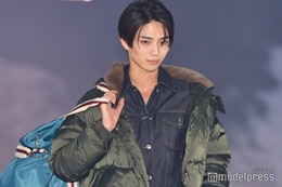 岩瀬洋志、デニムセットアップで登場 素肌チラリで色気漂わす【ガルアワ2025AW】 画像