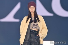 「ガルプラ」出身・廣川茉音、シャツ前結びで美ウエストのぞく ストレートヘアに釘付け【ガルアワ2025AW】