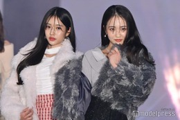 藤岡弘、の次女・天翔天音、ミニスカで美脚チラリ 長女・天翔愛と仲良く姉妹ランウェイ【ガルアワ2025AW】 画像