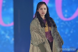 元日向坂46濱岸ひより、カジュアルコーデ着こなす 森三中・大島＆ガンバレルーヤ“MyM”とノリノリランウェイ【ガルアワ2025AW】 画像