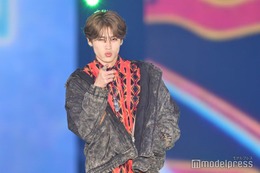 DXTEEN大久保波留、指ハート＆指差しにファン悶絶 個性派シャツがおしゃれ【ガルアワ2025AW】 画像