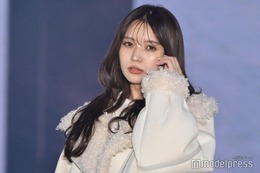 小林由依、冬の王道甘めスタイルで魅了 あざとい表情に釘付け【ガルアワ2025AW】