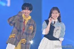 なにわ男子・長尾謙杜＆山田杏奈がペアランウェイ 映画「恋に至る病」SPステージで“おもちポーズ”【ガルアワ2025AW】 画像