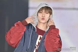 DXTEEN福田歩汰、フード被り笑顔 赤×ネイビーのカジュアルコーデ【ガルアワ2025AW】