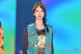 日向坂46金村美玖、個性派コーデでクールなランウェイ 笑顔とのギャップも【ガルアワ2025AW】