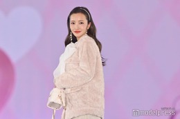 板野友美、ミニ丈×ロングブーツ姿で美脚際立つ 大人のガーリースタイルで登場【ガルアワ2025AW】