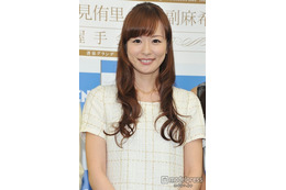 皆藤愛子、濃紺ノースリワンピ姿「透明感半端ない」「美肌」と反響 画像