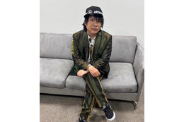 脳腫瘍公表のLUNA SEA真矢、ファンの応援メッセージを読む最新ショットに反響「立ってる姿に涙」「前進してる」