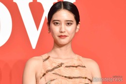 山崎紘菜、美脚際立つ膝上ミニ姿「理想のスタイル」「眼福」と反響 画像