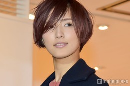 藤井萩花、黒ビキニ姿披露「お腹にタトゥー？」「骨格が神」と反響
