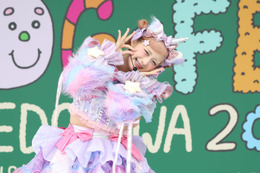 しなこ、新曲含む5曲パフォーマンス 近距離ステージで観客と会話楽しむ【SDGs FES】