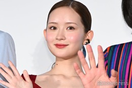 畑芽育、ヒョウ柄ミニスカ×ルーズソックスの“平成ギャル”姿公開「激カワすぎる」「似合う」と絶賛の声