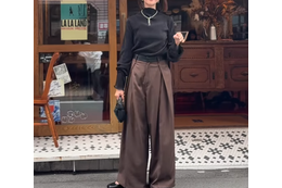 程よい光沢感が絶妙!1点投入でコーデがキマる「プリーツトップス」のリラクシーな装い【40代の毎日コーデ】