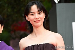 のん、ベアトップドレス姿で美デコルテ全開「第38回東京国際映画祭」開幕