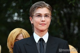 三代目JSB岩田剛典、リムレスメガネ×スーツでクールな色気放つ【第38回東京国際映画祭】