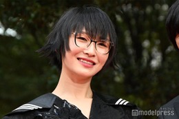 新しい学校のリーダーズ・SUZUKA、レッドカーペットでもセーラー服貫く 燕尾服にアレンジ【第38回東京国際映画祭】 画像