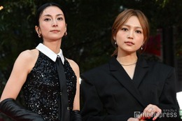 柴咲コウ＆川口春奈、ドレスアップ姿で美の競演 レッドカーペット登場【第38回東京国際映画祭】 画像