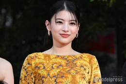 出口夏希、美背中大胆見せドレス姿に熱視線「思わず二度見」「縦線くっきりですごい」