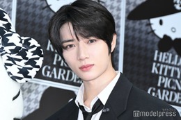 TXT・BEOMGYU(ボムギュ)黒スーツで六本木降臨 ハローキティをエスコート 画像