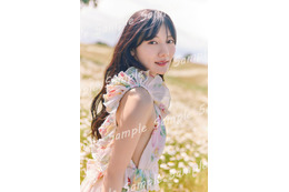 日向坂46河田陽菜、花畑でシフォンドレス纏う 2nd写真集特典ポストカード第1弾公開【テイクオフ】 画像