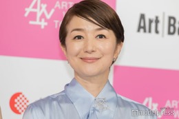 鈴木京香、気品溢れるノースリドレス姿に「美しすぎる」「永遠の憧れ」の声