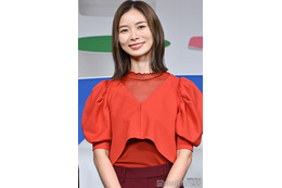 朝日奈央、スラリ美脚際立つ秋衣装ショット公開「完璧スタイル」「綺麗すぎる」の声