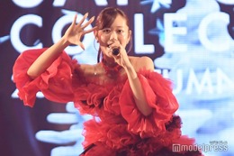 “セルフプロデュースアイドル”瀬名ちひろ、美スタイル輝くオフショル×ミニ丈衣装で2曲披露 想い乗った歌声で会場魅了【サツコレ2025A/W】