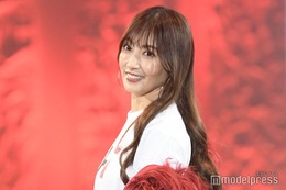 熊田曜子、引き締まった腹筋&美脚披露 “魅せ方のコツ”明かし共演者驚き【サツコレ2025A/W】