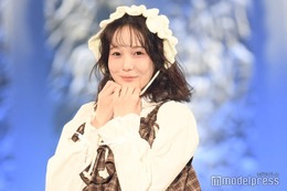 本田紗来、バブーシュカ身につけ華麗にランウェイ“あざとポーズ”に注目集まる「反則級に可愛い」 【サツコレ2025A/W】