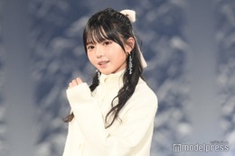 ≒JOY市原愛弓、美脚際立つ純白冬コーデ 萌え袖の