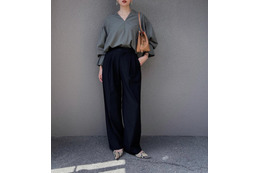 袖口プリーツが上品に映える。「こなれブラウス」が主役の洗練コーデ【40代の毎日コーデ】 画像