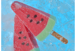 70代の祖父が大好きな孫娘　おやつに”スイカのアイス”を食べると⇒祖父のまさかの行動に「それ、食べられる！」 画像