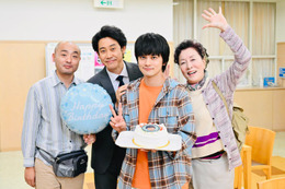 北村匠海、憧れの大泉洋に誕生日祝福され歓喜「ちょっとだけエスパー」キャストが特製ケーキでお祝い