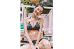 日向坂46河田陽菜、プール終わりの黒ビキニ姿 2nd写真集特典ポストカード第4弾公開【テイクオフ】