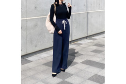 トレンドの【ワイドスウェットパンツ】。大人のきれいめ着こなし正解例【40代の毎日コーデ】