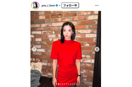 「マイ・デーモン」キム・ユジョン、ミニスカ制服姿を公開「可愛い」「ロングヘア綺麗」の声